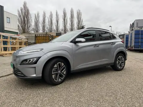 Hyundai KONA 204 pk EV Premium Sky 64 kWh Auto is zo goed als nieuw