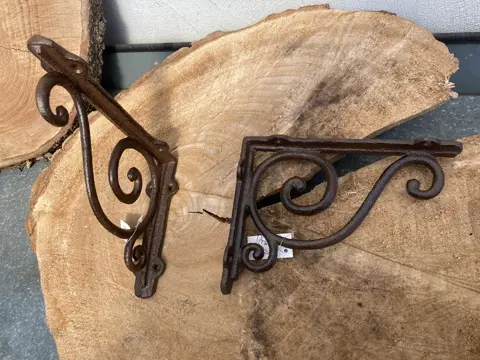 GIETIJZEREN SCHAPPENDRAGERS KRUL 2 stuks NIEUW