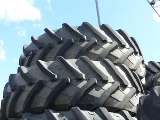 R42 Pirelli 620/70R42