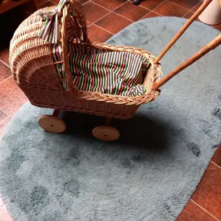 Rieten poppenwagen , voor de kleine poppenmoeder - compleet , met matras en dekentje -&nbsp; - 25,-