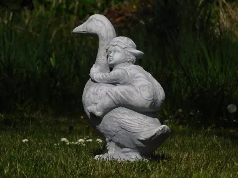 Tuinbeeld , gans joost