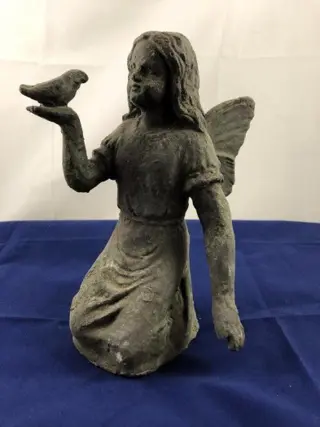 Beeld van een engel met vogel
