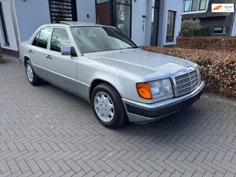 Mercedes-Benz 200-500 (W124)
