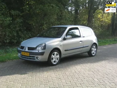 Renault Clio 1.6-16V Dynamique (bj 2001) AIRCO / TREKHAAK