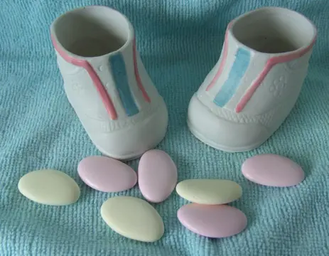 PARTIJ BABY SCHOENTJES IN PORSELEINEN 216 STUKS Nieuw