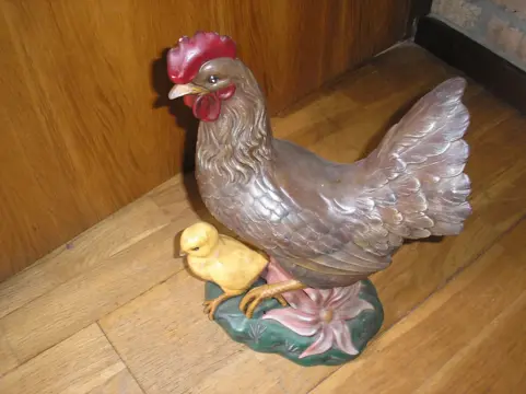 Kip met kuiken - gips? - leuke decoratie voor pasen