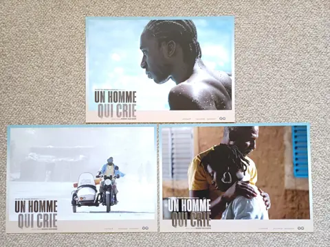 UN   HOMME   QUI   CRIE     lobbycard set.