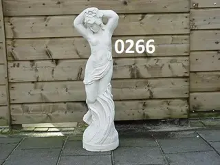 Vrouwen beelden. zie foto`s.