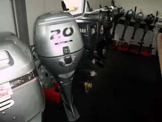 Nette HONDA BF 20PK langstaart op knuppel met elec start.