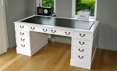 Bureaus in Engelse stijl op maat gemaakt in kleur wit.