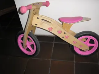 Loopfiets van hout -. Verstelbaar in hoogte.