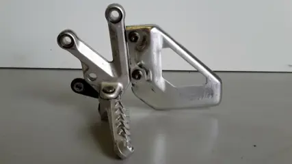VOETSTEUN LINKS Aprilia RSV 1000 2004 - 2005 / 2006 - 2008