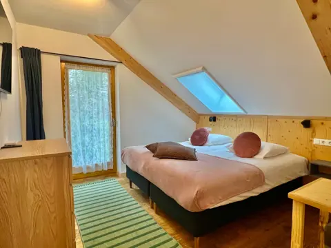 Luxe kamers met privé-badkamer op de eerste etage
