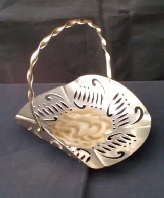 Bonbon-/presenteermandje, verz. blik?, niet ant. , zgst