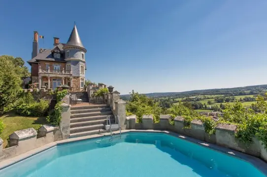 Kasteel voor 22 p met zwembad op de vestingmuur