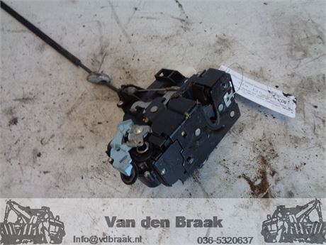 Volkswagen Touran 2006-2010 Deurslot links voor