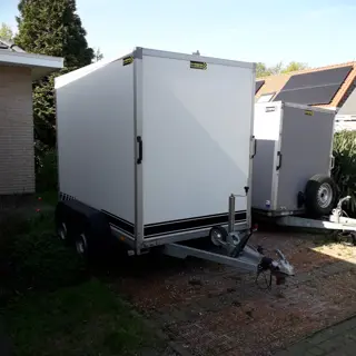 Gesloten aanhangwagen geremd