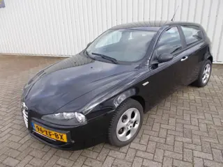 Alfa Romeo 147 2.0 T.Spark Distinctive ( APK KEURING BIJ AFLEVERING! )