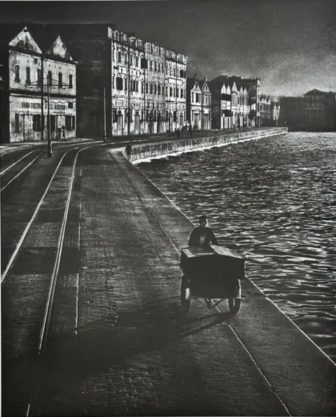 Fan Ho (1931-2016) - As Evening Hurries By, Hong Kong 1955