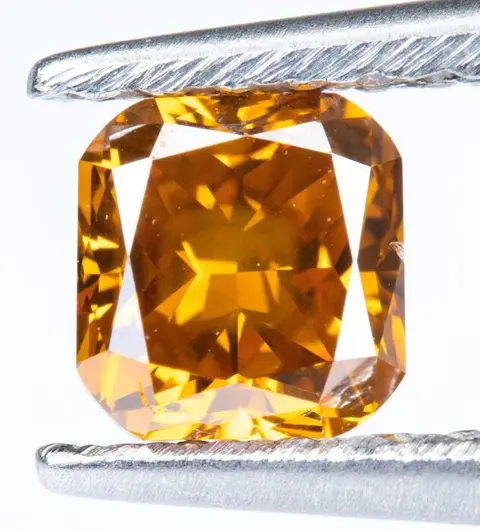Diamant - 0.49 ct - Natural Fancy Vivid Yellowish Orange -