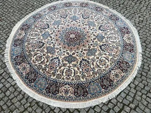 Nain with silk - Tapijt - 226 cm - 225 cm