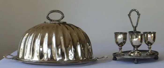 Antieke Cloche op schotel + Eierdopjes in houder -