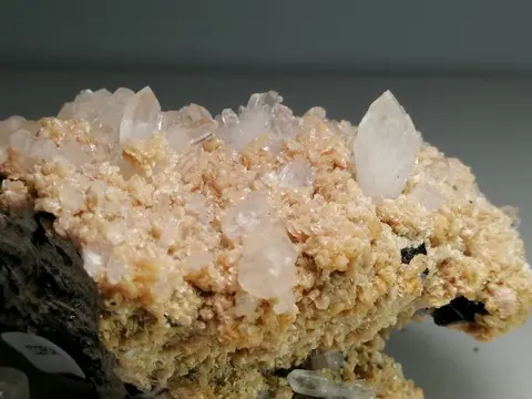 Rhodochrosietkwarts Kristallen op matrix - 10×7×7 cm - 390 g