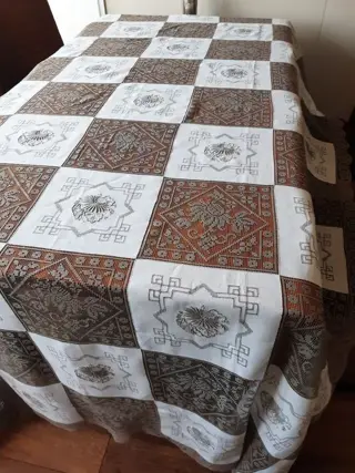 Fijnste handgemaakt tafelkleed met borduursel + filetkant -