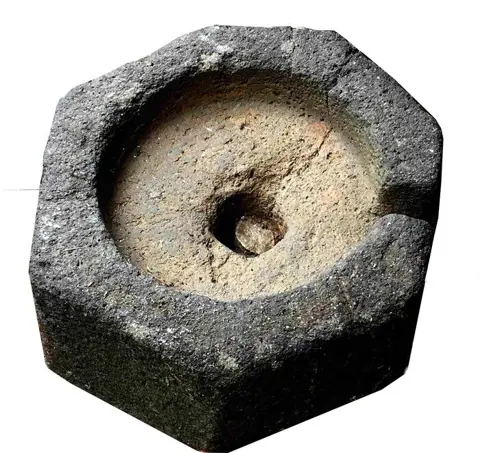 Molensteen uit de Middeleeuwen, ca 15e eeuw - 48×44×20 cm