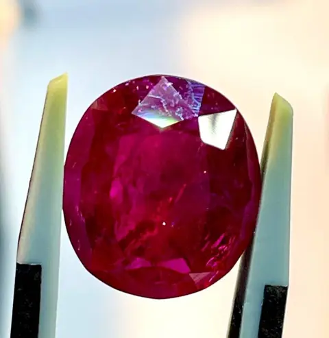 Donkerrood Robijn - 7.36 ct
