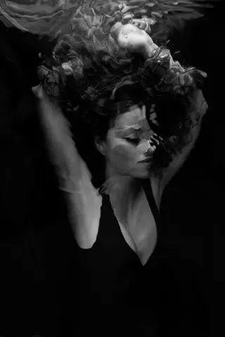 Carla Sutera Sardo - The Shape of Water black