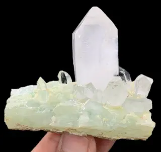 Kwarts op Prehniet Kristal - 7.5×6.1×4.1 cm - 112 g - (1)