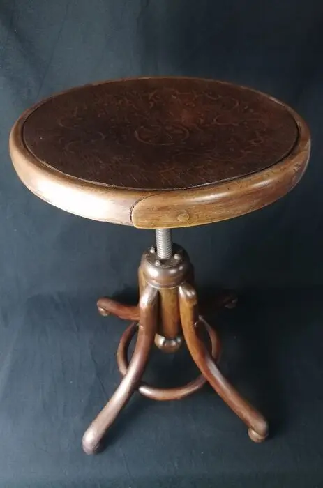 Mickael Thonet - Thonet - Kruk nr. 1 van Thonet Art Nouveau