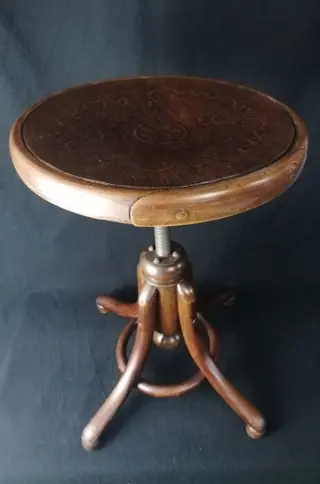 Mickael Thonet - Thonet - Kruk nr. 1 van Thonet Art Nouveau