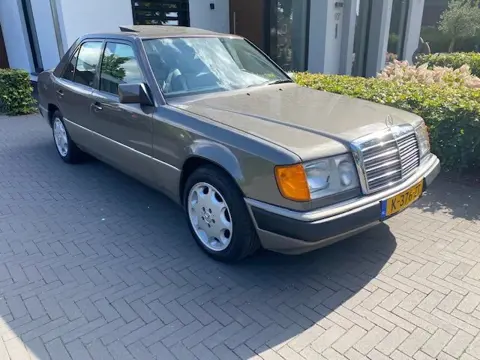 Mercedes-Benz 200-500 (W124)