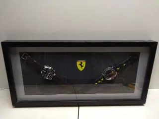 Decoratief object - Pour présentation: 2 Montres Ferrari et