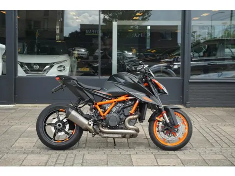 KTM 1290 SuperDuke R ABS | Tech & Track Pack