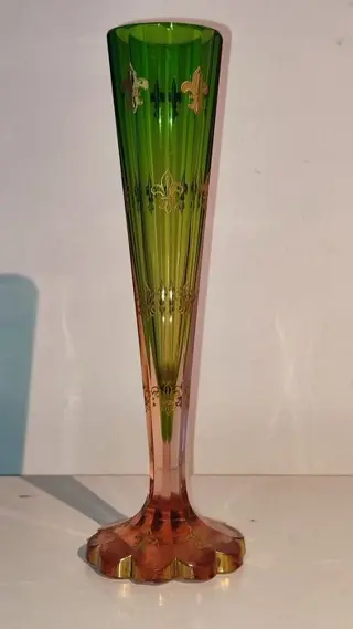 Baccarat - geëmailleerde cornetvaas - voor 1936