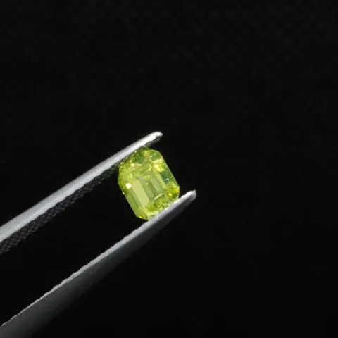 Diamant - 0.51 ct - Smaragd - fancy levendig groenachtig