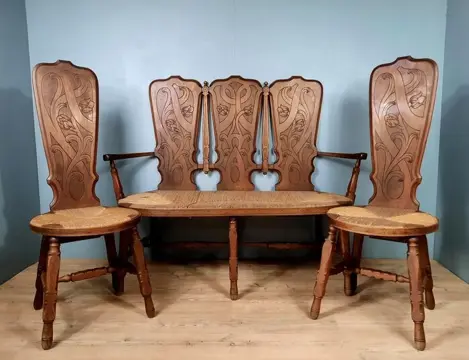 Oostenrijkse Art Nouveau woonkamer in walnoot en beuk rond