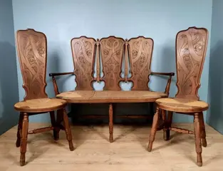 Oostenrijkse Art Nouveau woonkamer in walnoot en beuk rond