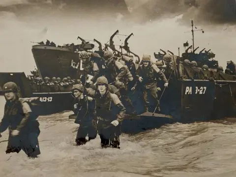 Press Agency. - Iconic image Day D Normandy, France, WW2