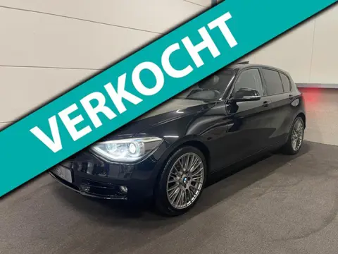 BMW 1-serie 118i Executive Upgrade Black on Black, Panorama/Schuifdak, Navi Groot, Sport interieur