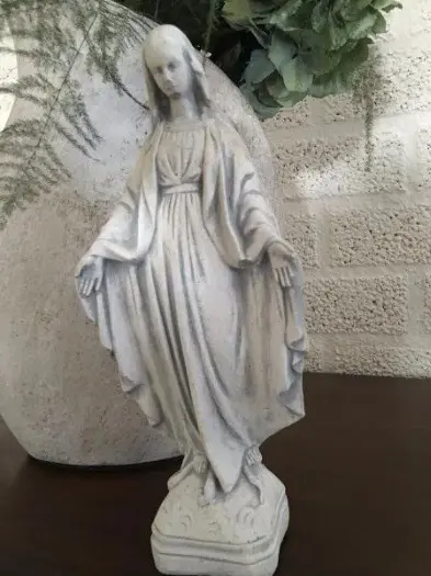 Sculptuur van de Heilige Maria