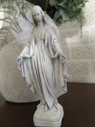 Sculptuur van de Heilige Maria