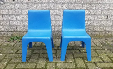 18 Kinderstoelen / schoolkrukjes met rugleuning - stapelbaar
