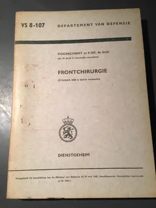 Diverse boeken frontchirurgie soldaat
