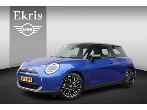 MINI 3-deurs Cooper E | Favoured L 18 inch/ Stuurwiel verwarming/ Comfort Access/ panoramadak/ Harma