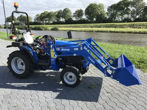 Solis 26 met voorlader. Whats-app:(31) 06-28686783