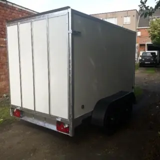 Gesloten aanhangwagen met valdeur